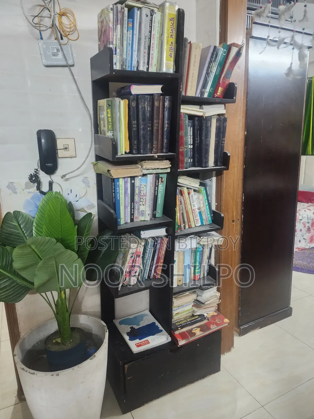বেড ৫/৭ ফুট, দোলনা, আলমারি ৩ পাল্লা, শোকেস, ১ স্টাডি টেবিল, বুকশেলফ।