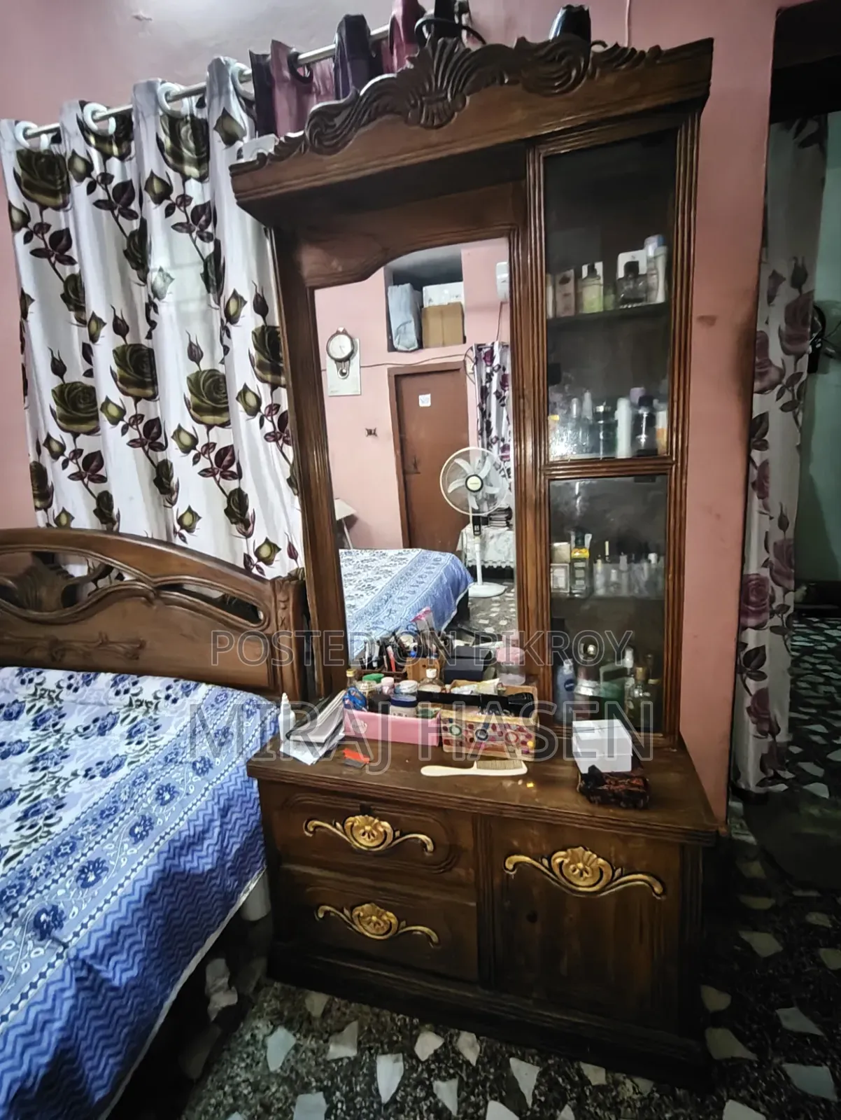 ডাইনিং টেবিল