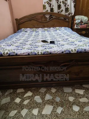 ডাইনিং টেবিল