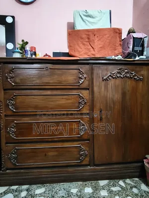 ডাইনিং টেবিল
