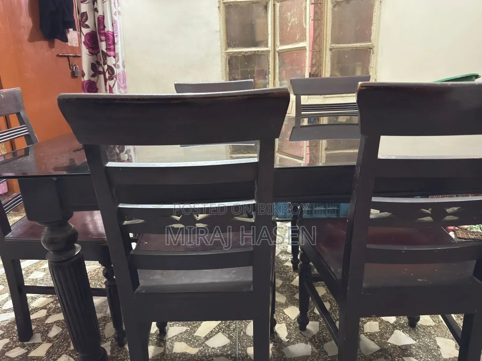 ডাইনিং টেবিল