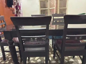 ডাইনিং টেবিল