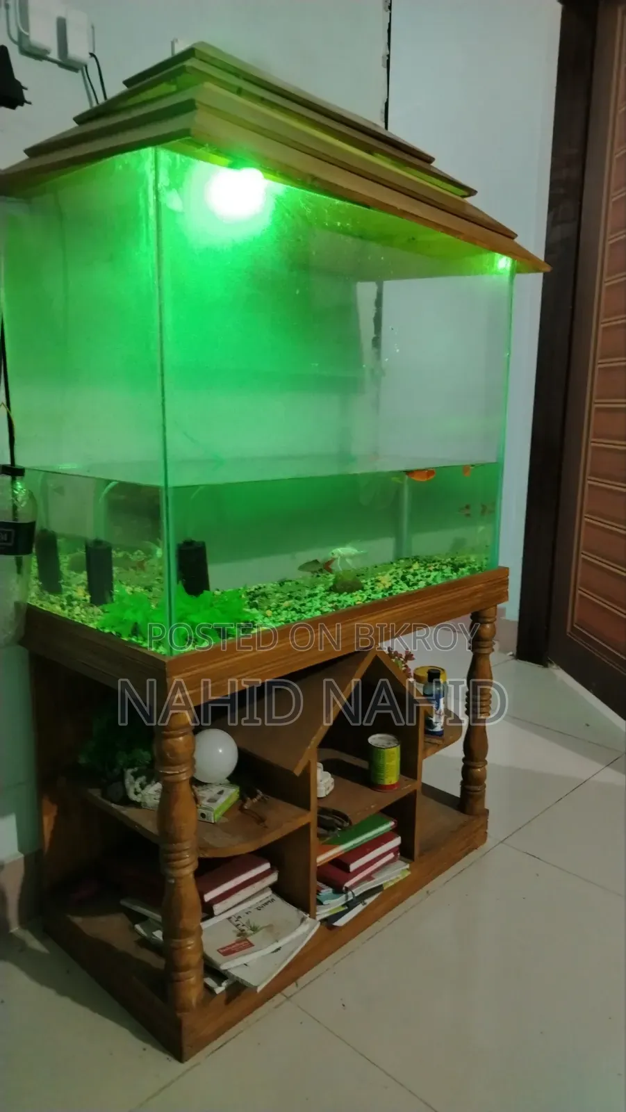 Large Aquarium, 200-liter water capacity.