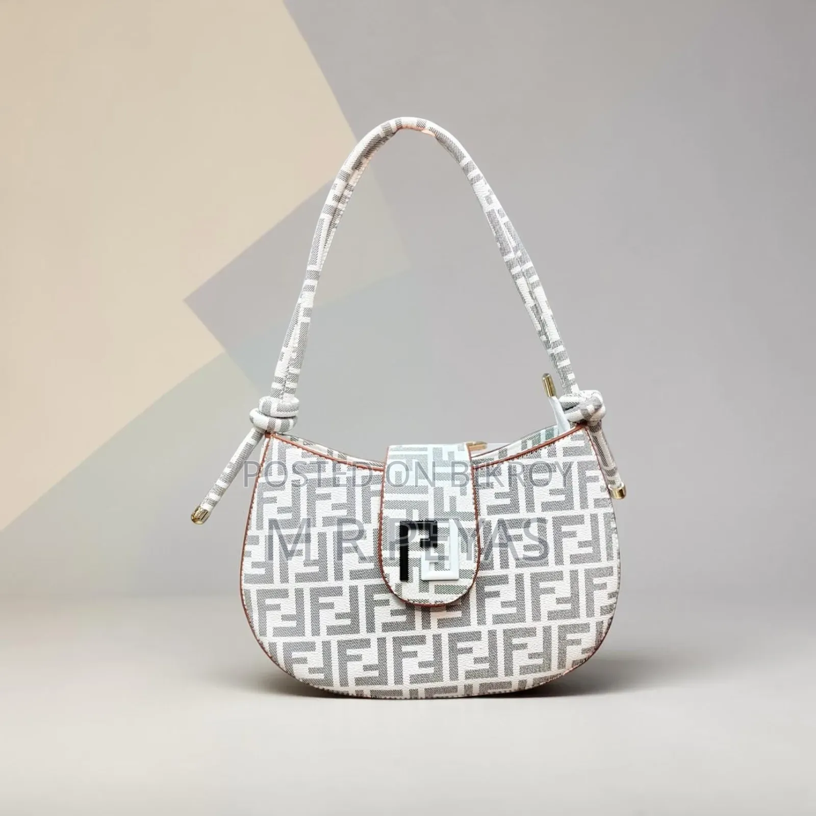 Premium Black Handbag - A bag can change your whole look!