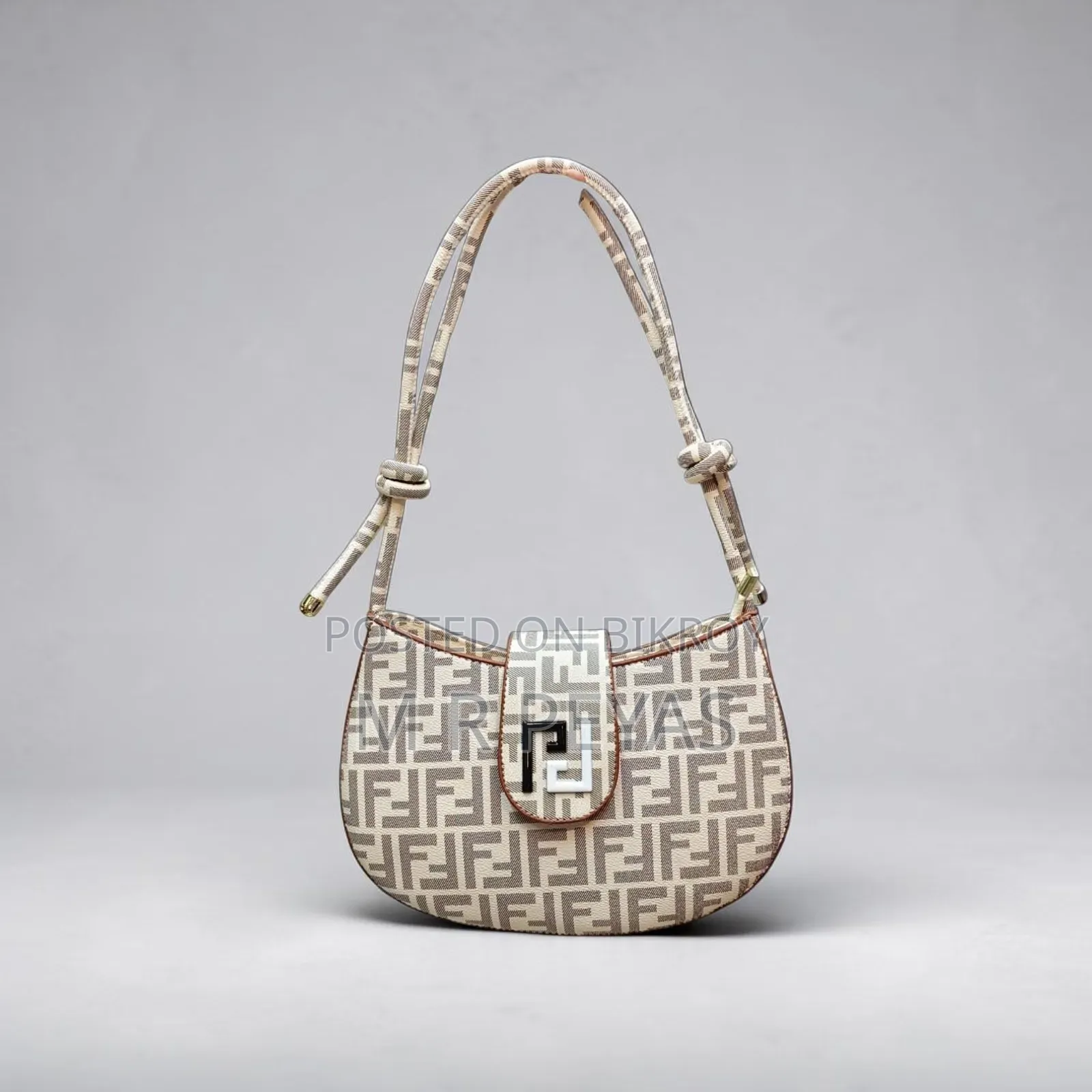 Premium Black Handbag - A bag can change your whole look!