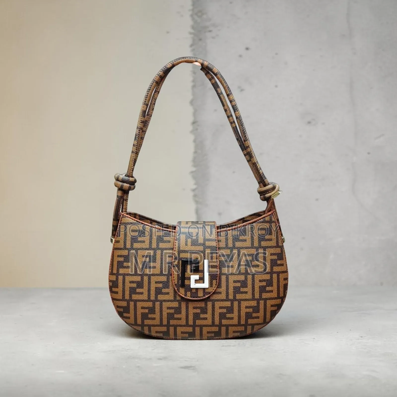 Premium Black Handbag - A bag can change your whole look!