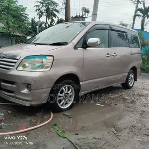 Toyota Noah 2002 Gold