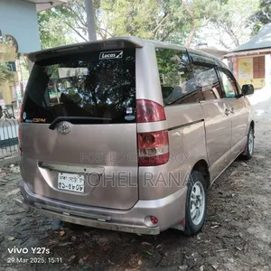Toyota Noah 2002 Gold