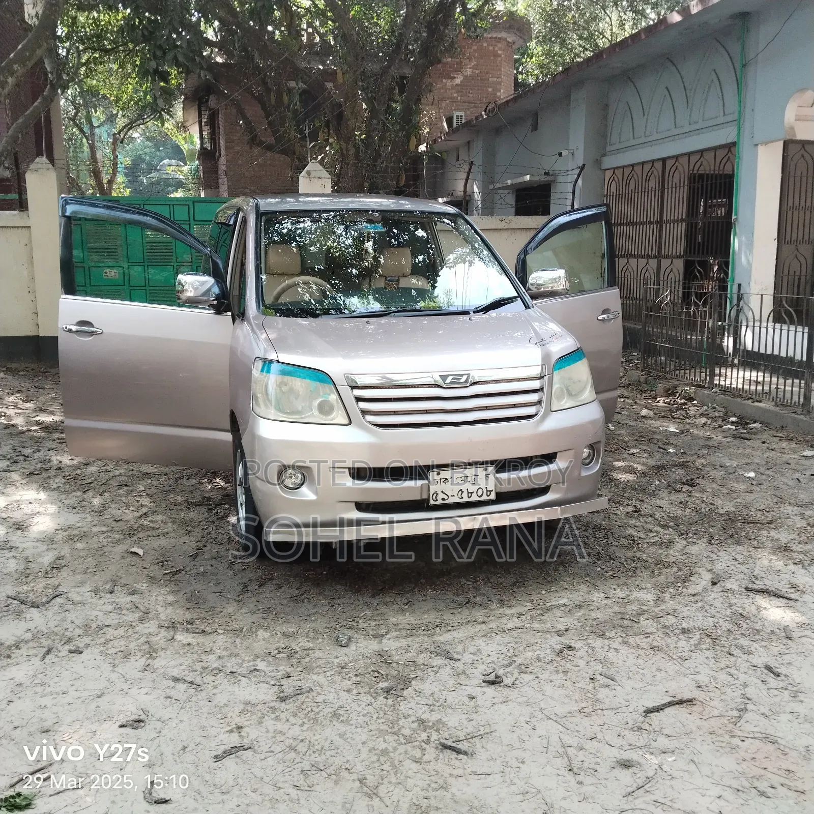 Toyota Noah 2002 Gold