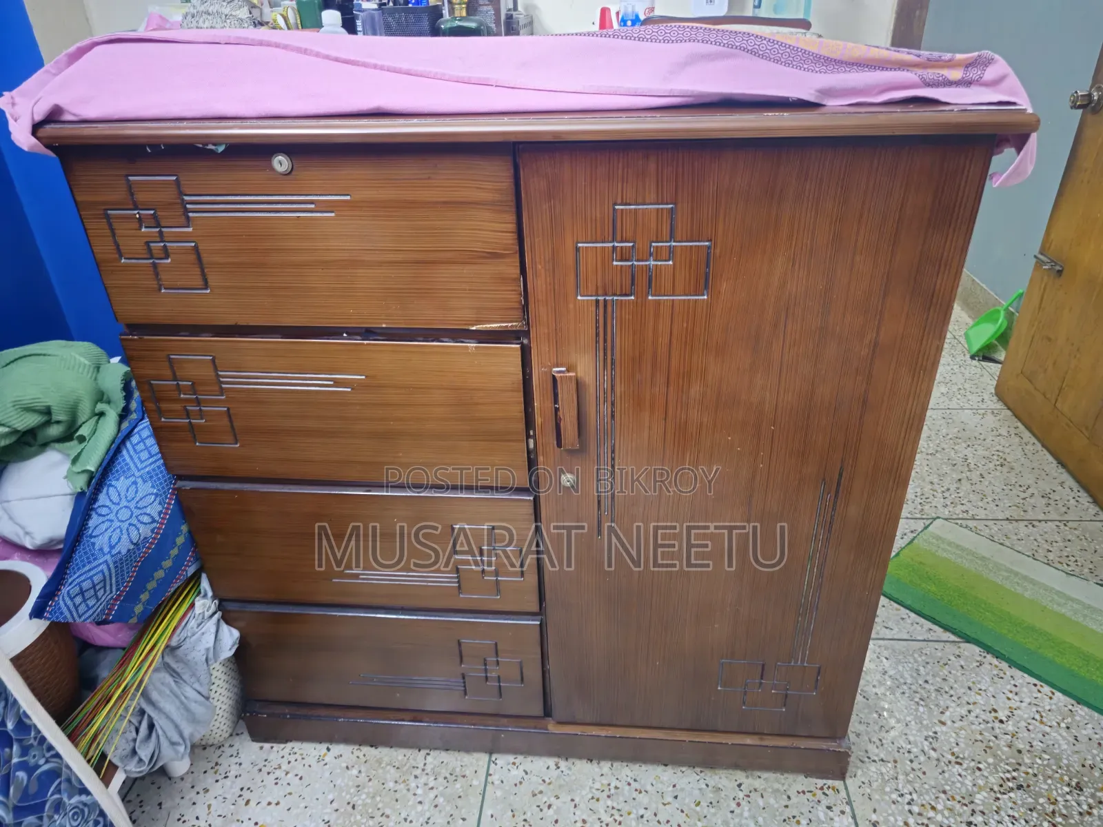 মালয়েশিয়ান কাঠের ওয়ারড্রোব