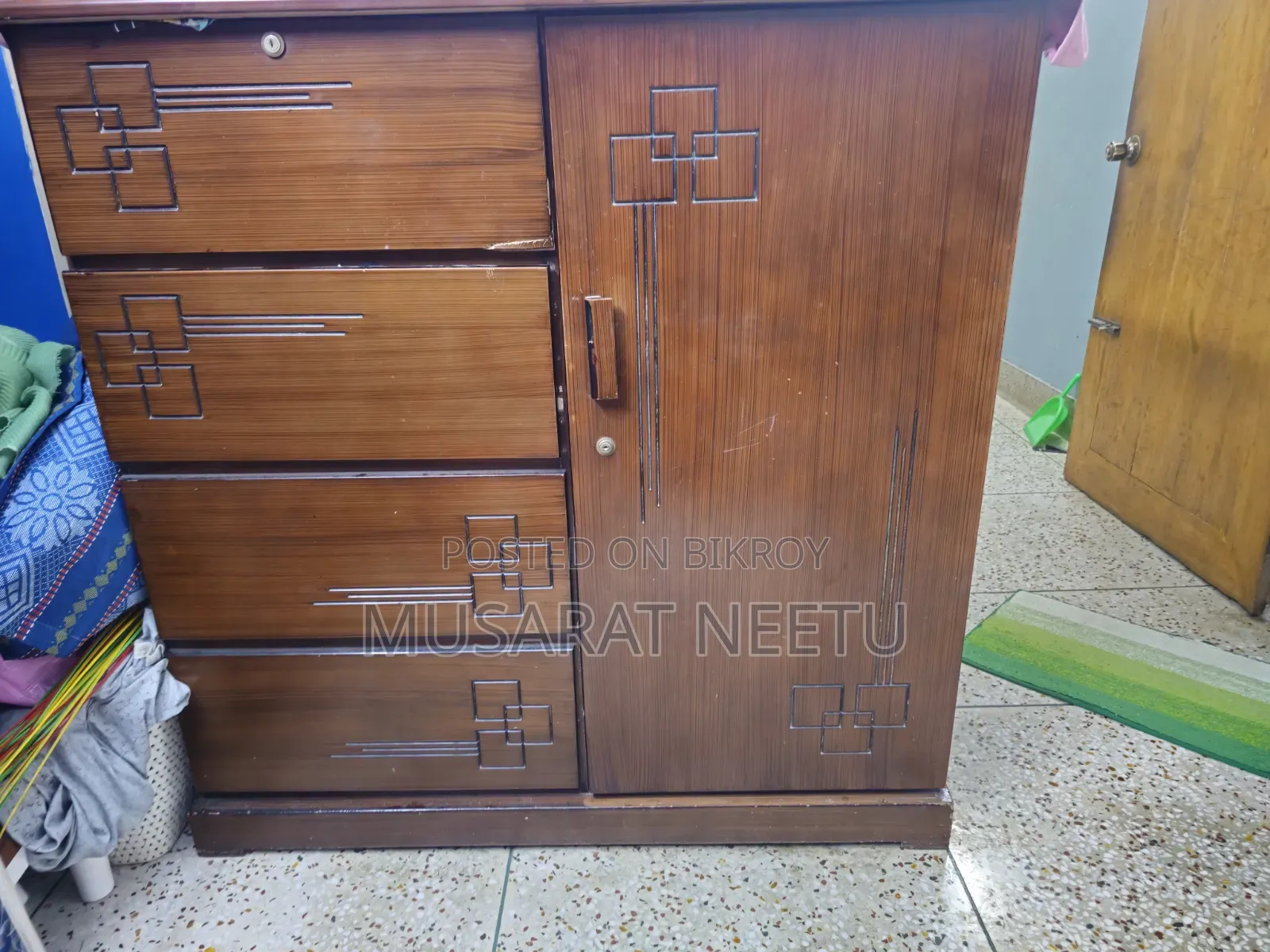মালয়েশিয়ান কাঠের ওয়ারড্রোব