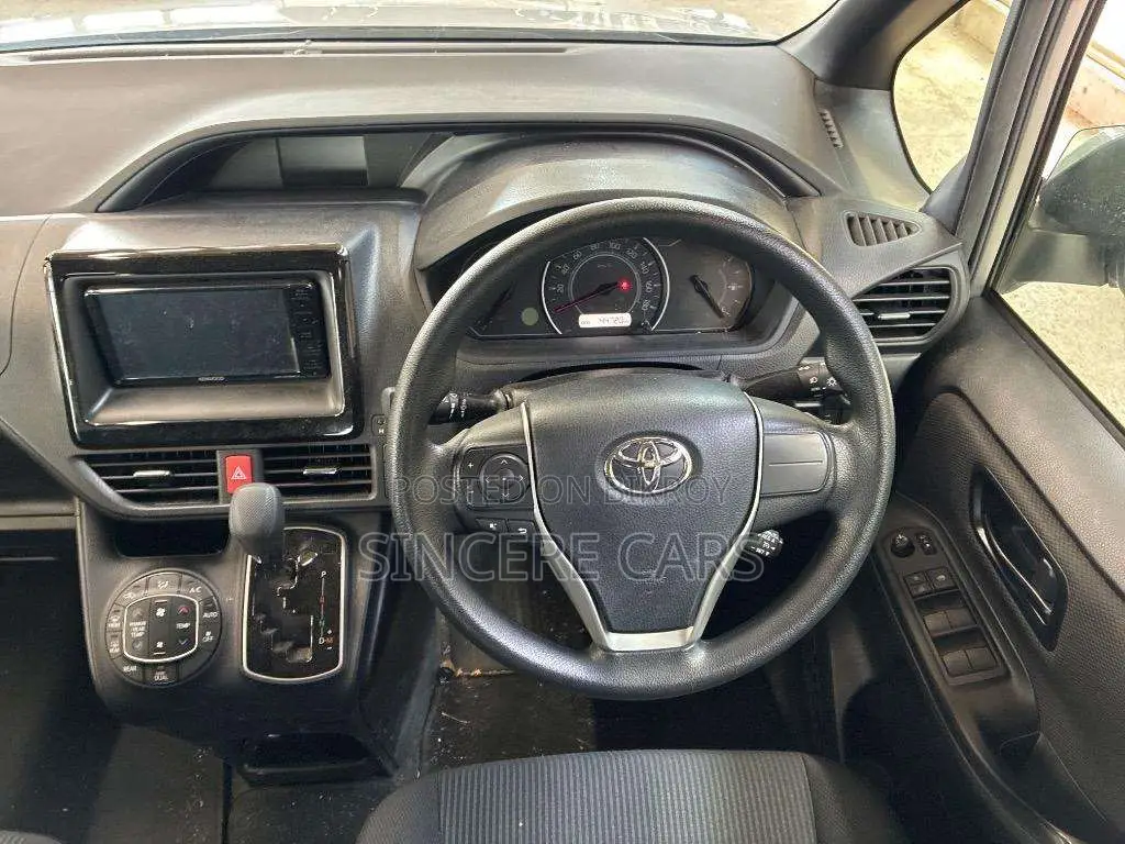 Toyota Noah 2021 Silver