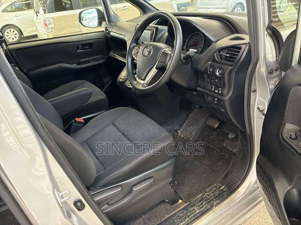 Toyota Noah 2021 Silver
