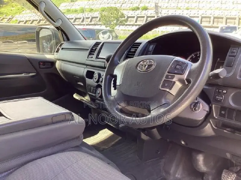 Toyota HiAce 2021 White