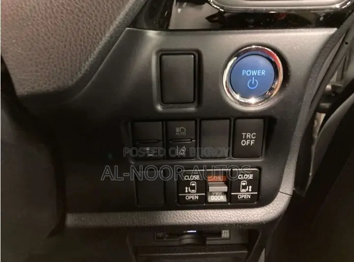 Toyota Noah 2021 Silver