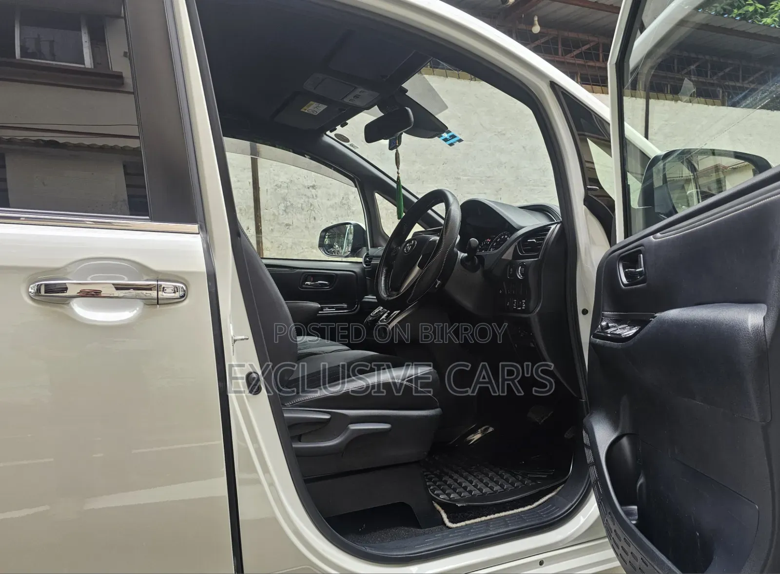 Toyota Esquire 2019 Pearl