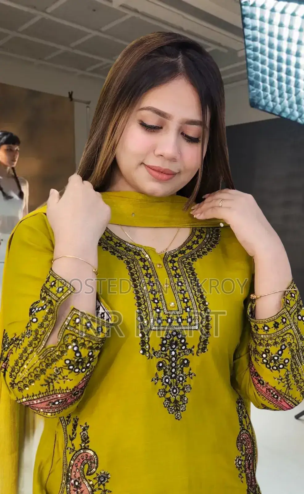  স্টাইলিশ সিকোয়েন্স এমব্রয়ডারি থ্রি-পিস
