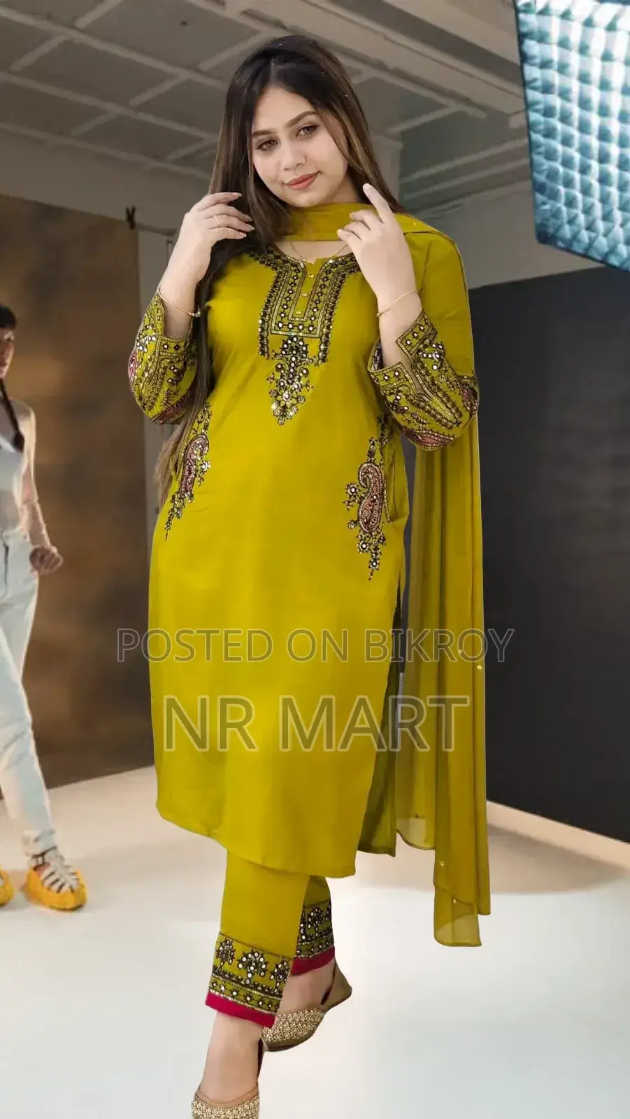  স্টাইলিশ সিকোয়েন্স এমব্রয়ডারি থ্রি-পিস
