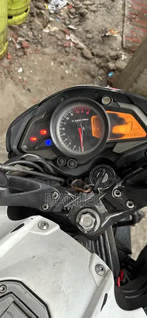 বাজাজ পালসার এনএস ১৬০ ২০১৯ সাদা