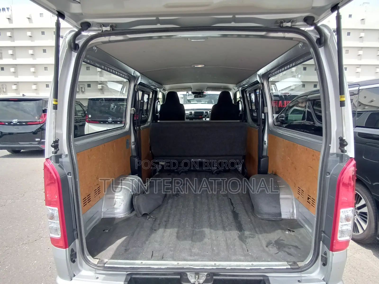 Toyota HiAce 2022 Silver