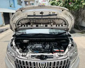 Toyota Esquire 2018 Silver