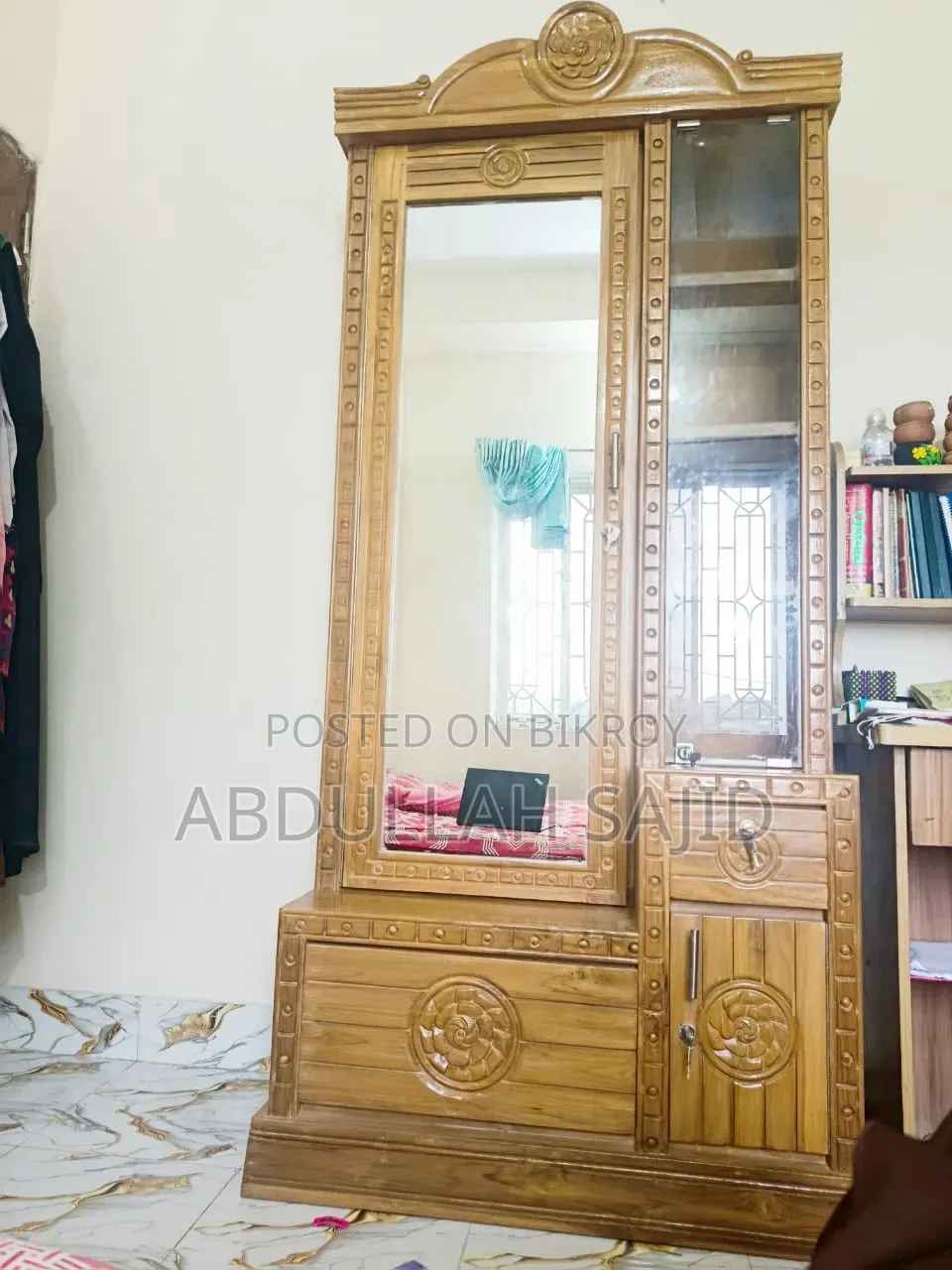 ড্রেসিং টেবিল