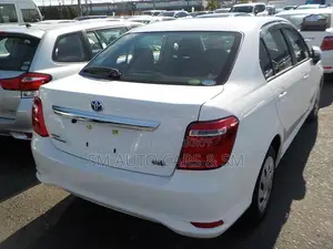 টয়োটা এক্সিও ২০২২ সাদা