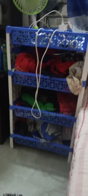 একটি প্লাস্টিকের জামাকাপড় রাখার র‍্যাক বিক্রি হবে