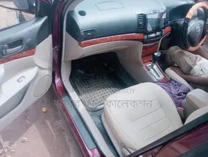টয়োটা প্রিমিয়ো ২০০৫ লাল