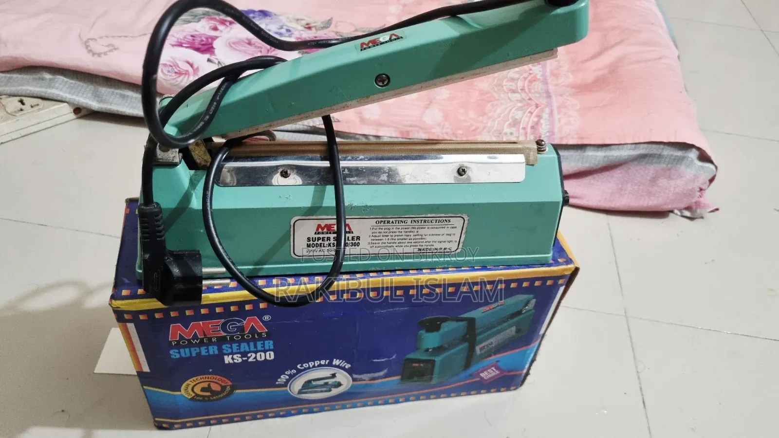 Plastic packet sealing machine