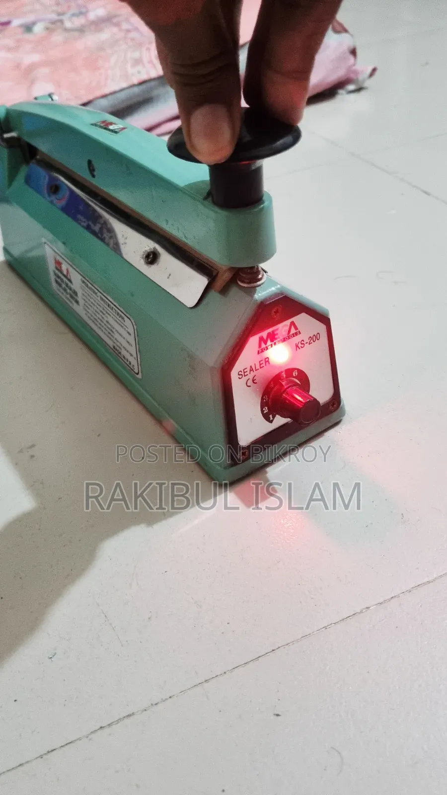 Plastic packet sealing machine