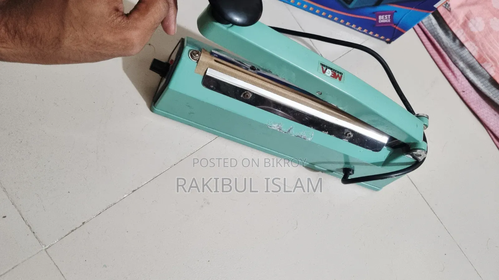 Plastic packet sealing machine