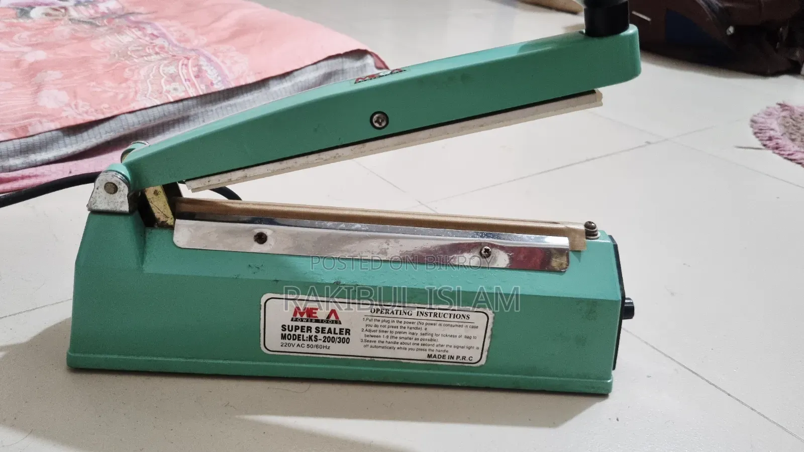 Plastic packet sealing machine
