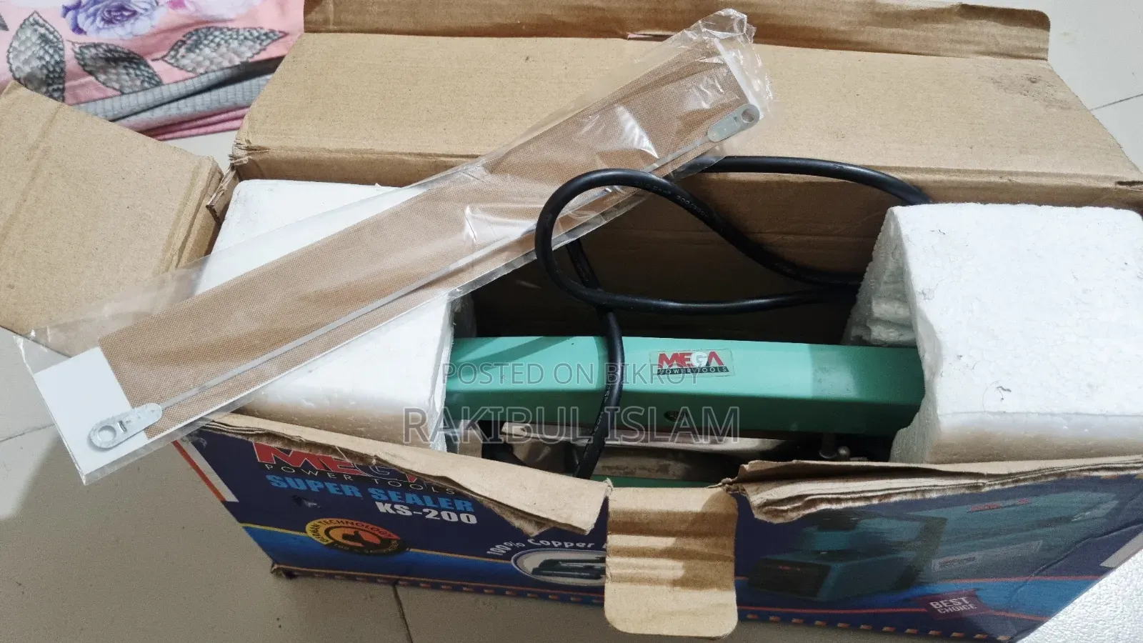 Plastic packet sealing machine