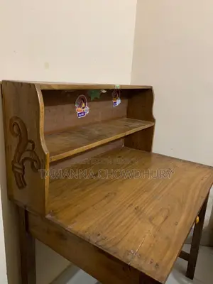 পড়ার টেবিল খুব ভালো মানের
