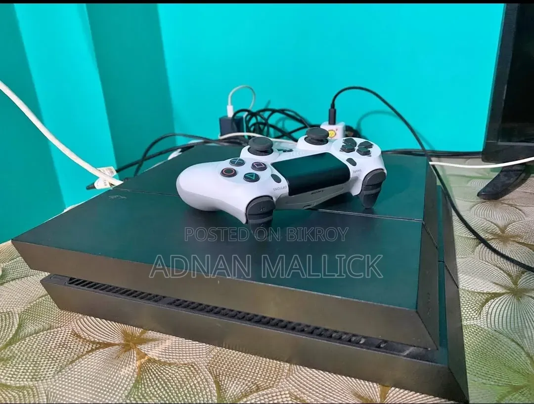 Sony Ps4 1200 (Made in Japan) With Box, 6 Game Discs 2 Controllers