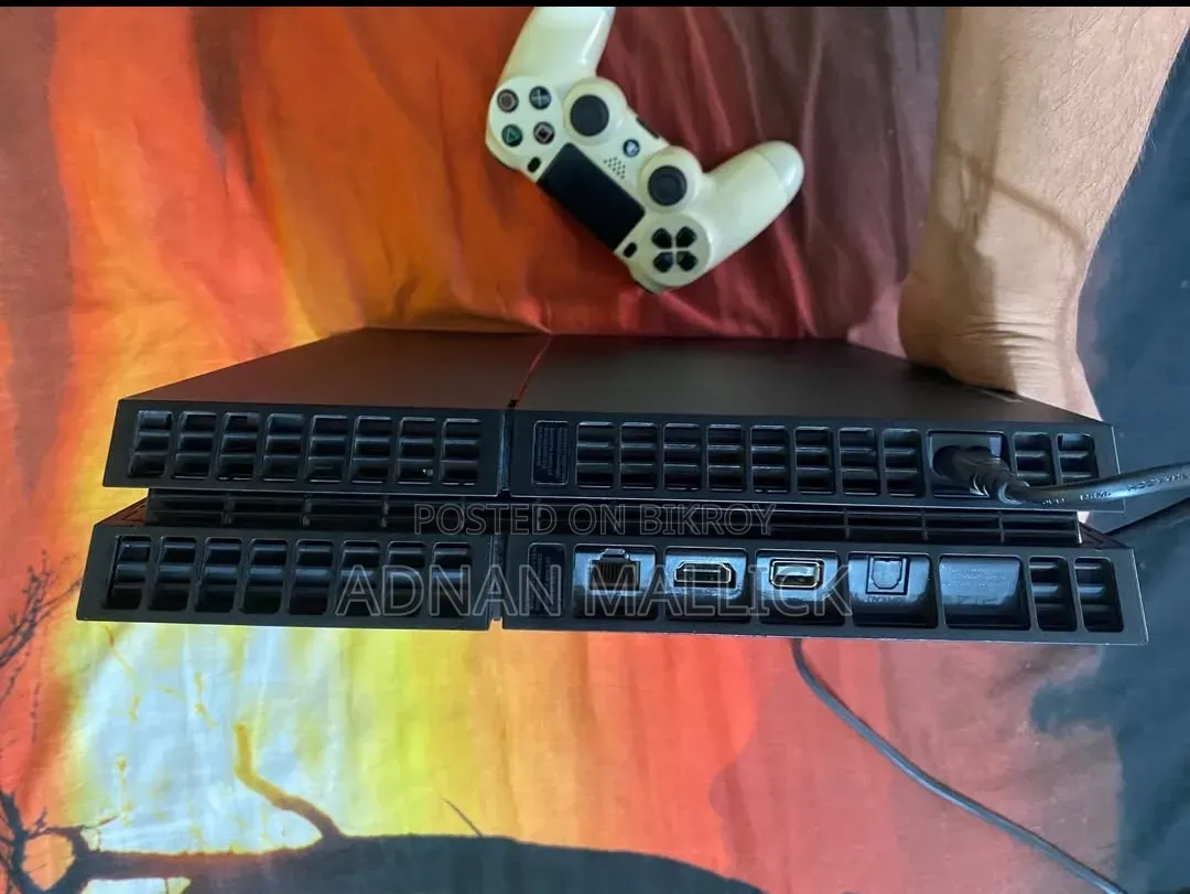 Sony Ps4 1200 (Made in Japan) With Box, 6 Game Discs 2 Controllers