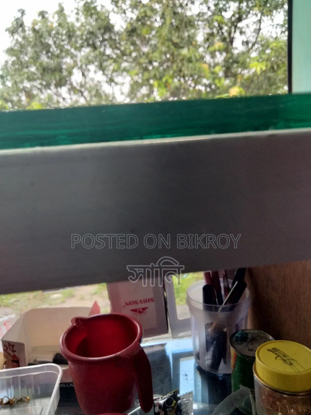 কাচের কসমেটিক্স গ্যালারি। দৈর্ঘ্য ৬ ফিট উচ্চতা 4 ফিট