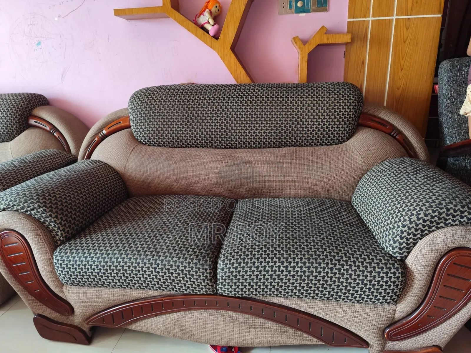 Intact beautiful 5-seater (2,2,1) sofa for home use