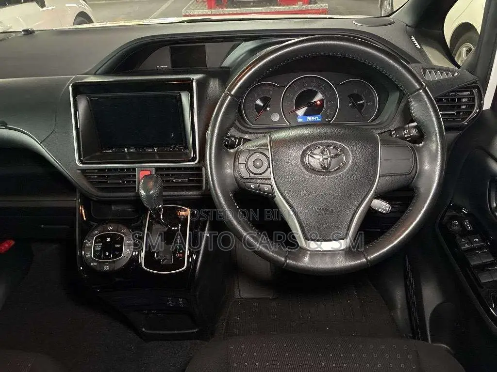Toyota Noah 2.0 Front Wheel Drive (8 Seater) 2021 Pearl