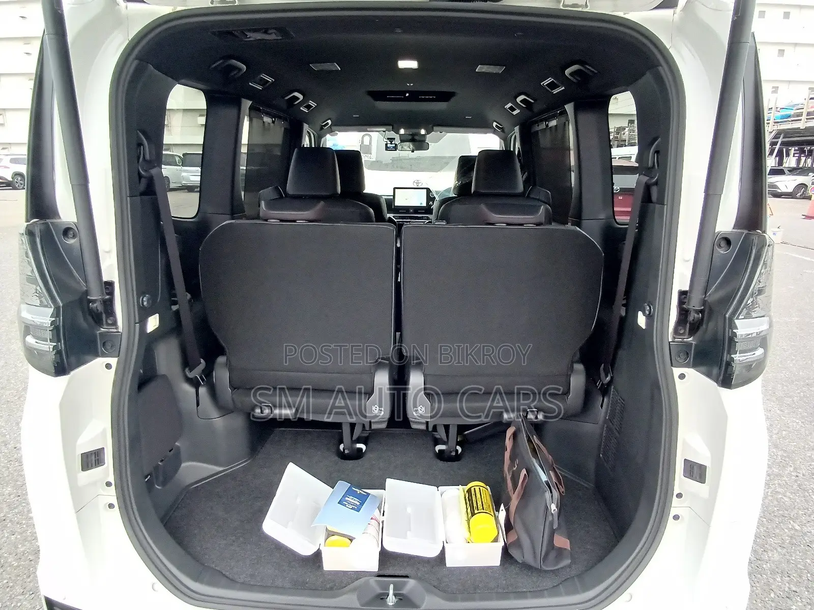 Toyota Voxy Hybrid S-Z 2WD 7-Seater 2023 Pearl