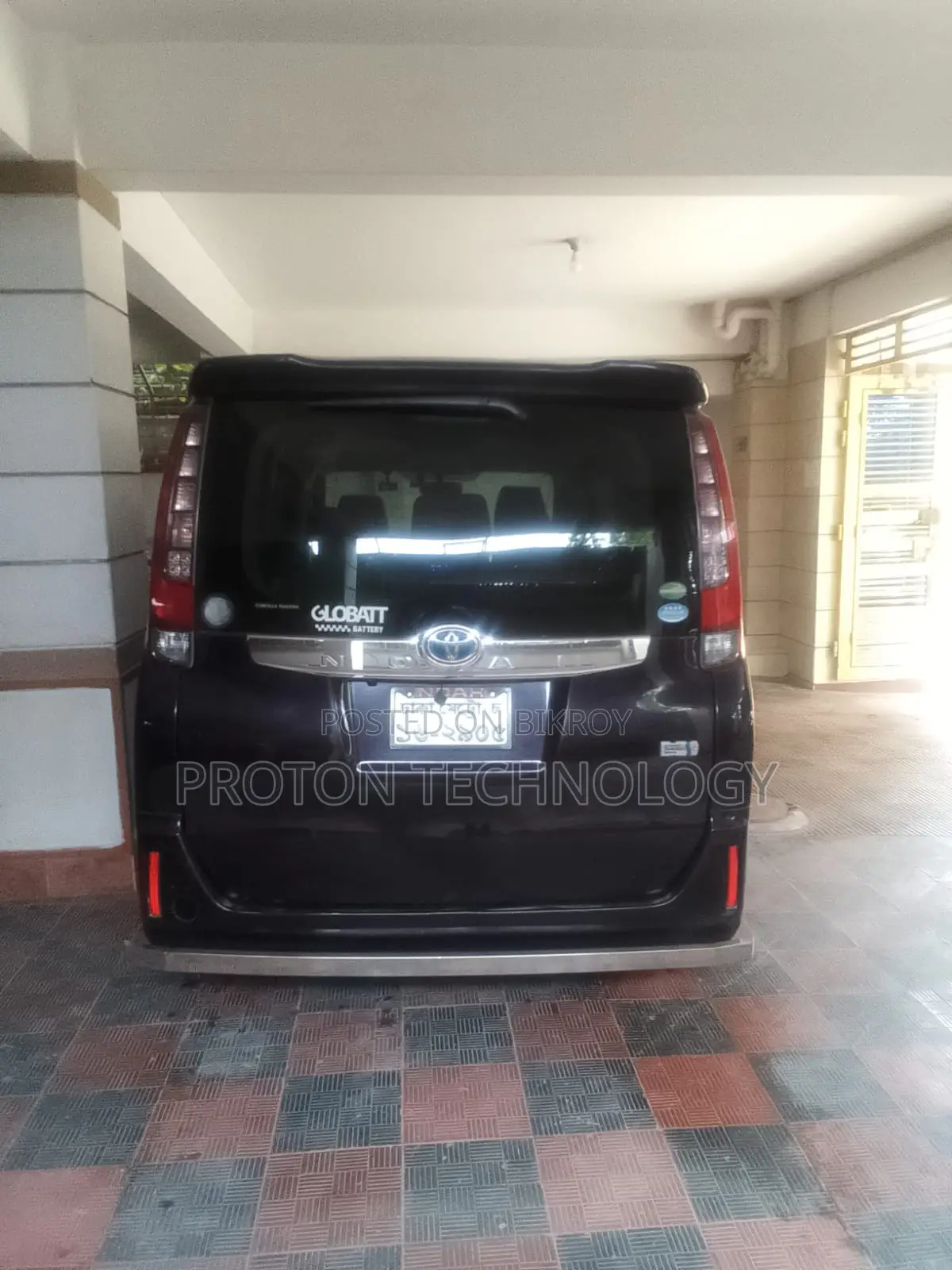 Toyota Noah 1.8 Front Wheel Drive Hybrid (7 seater) 2015 Purple