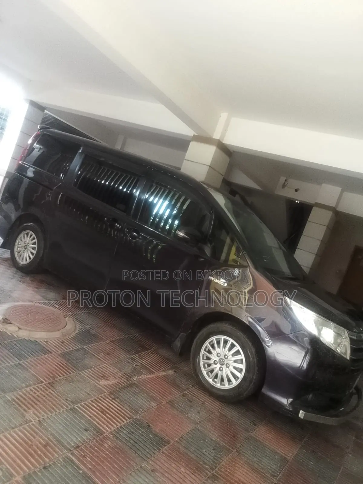 Toyota Noah 1.8 Front Wheel Drive Hybrid (7 seater) 2015 Purple