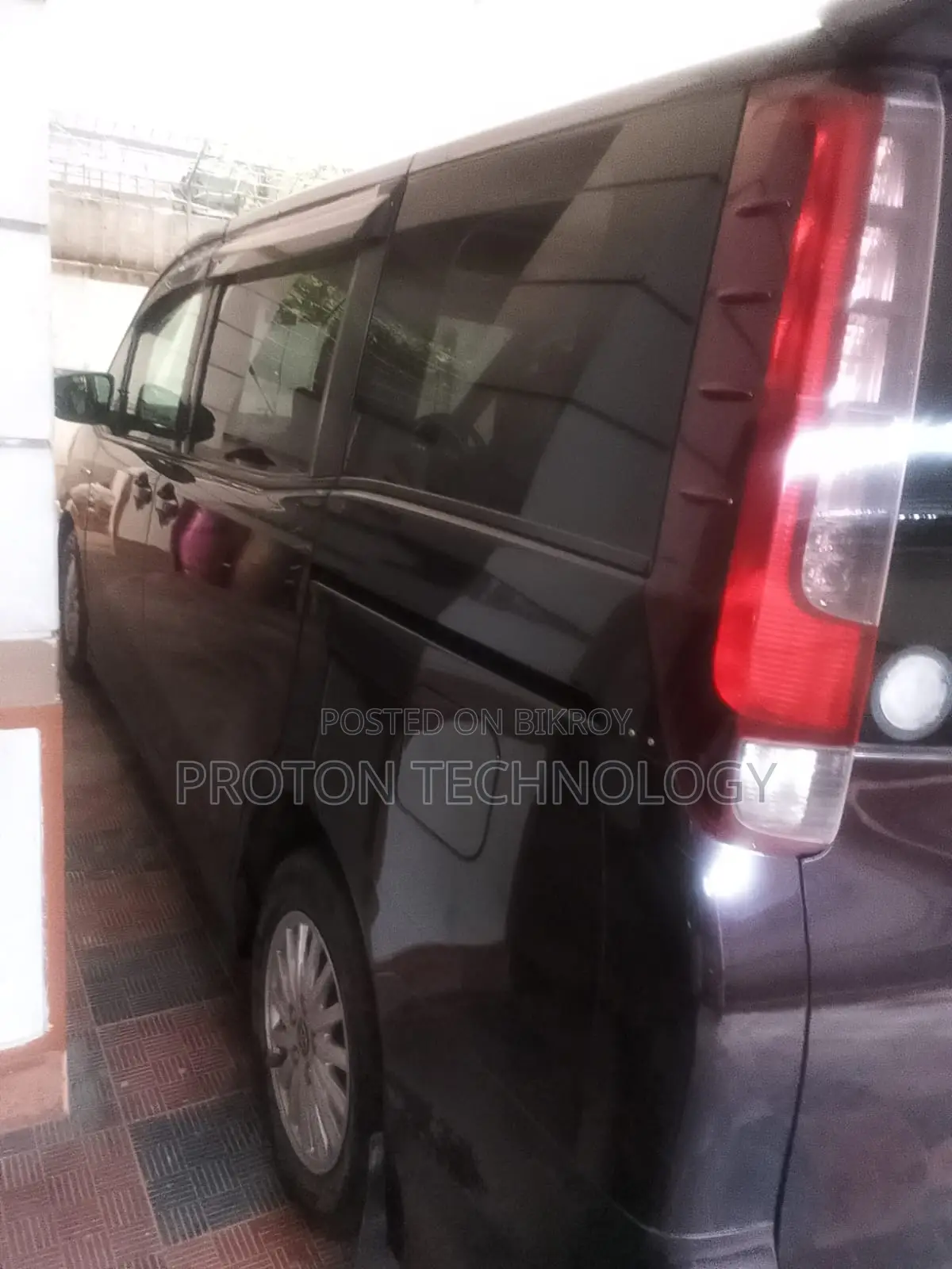 Toyota Noah 1.8 Front Wheel Drive Hybrid (7 seater) 2015 Purple