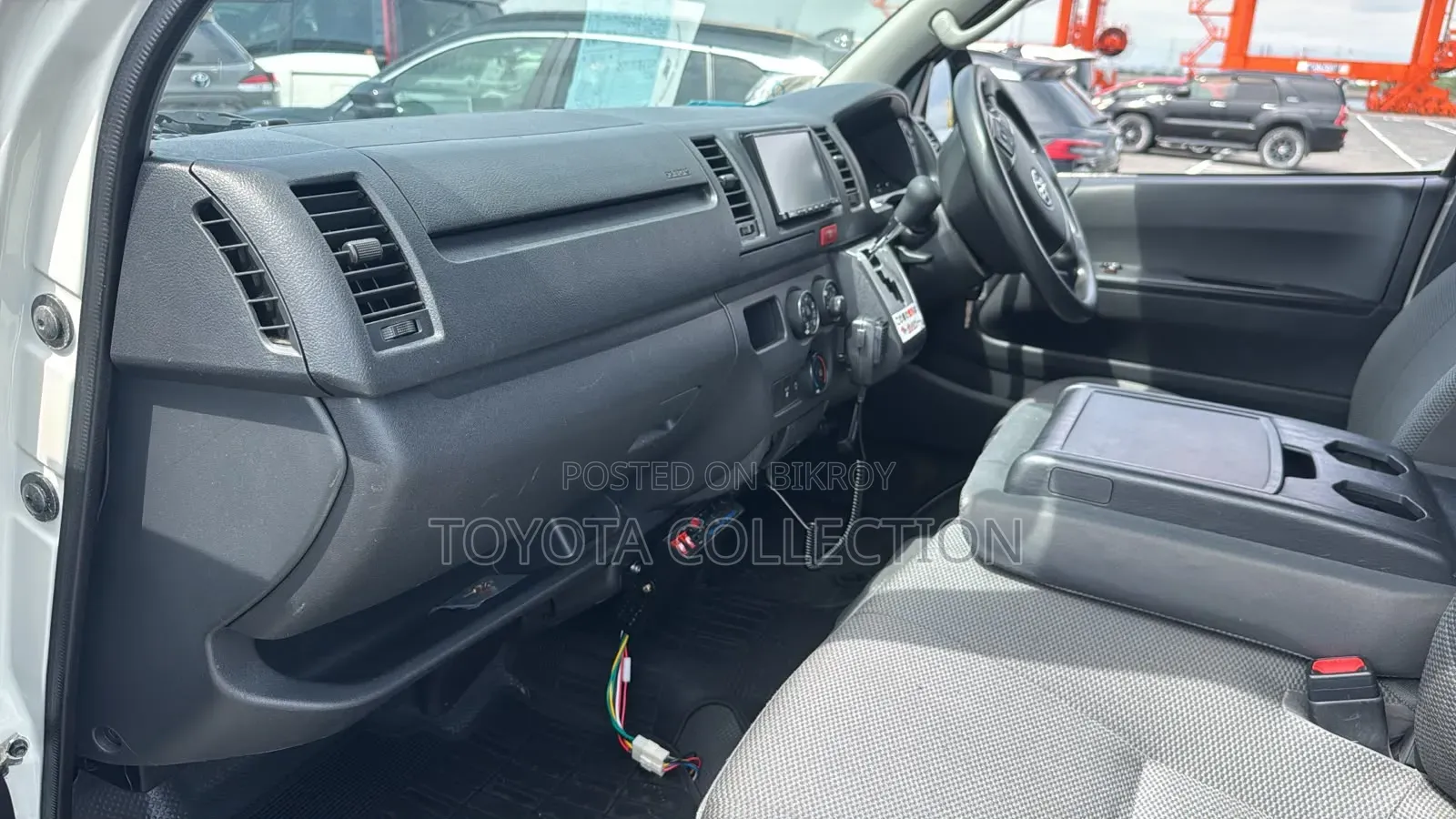 Toyota HiAce 2021 White