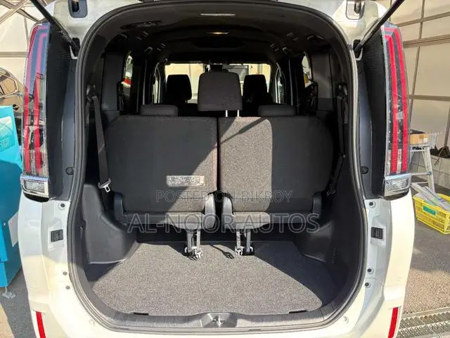 Toyota Noah 2.0 AWD (8 Seater) 2021 Pearl