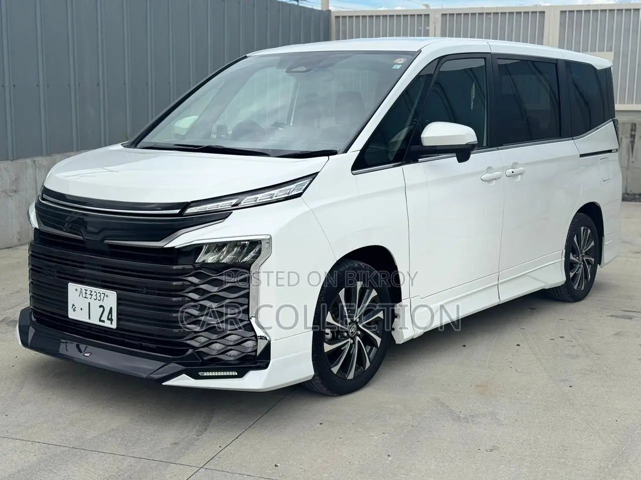 Toyota Voxy 2023 Pearl