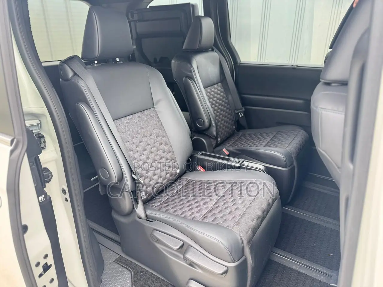 Toyota Voxy 2023 Pearl