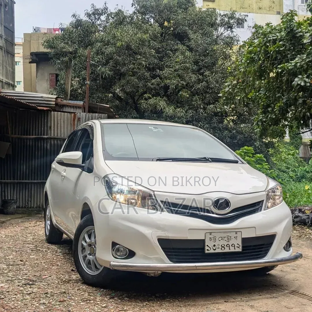 Toyota Vitz 1.3 Front-Wheel Drive 5-door 2012 Pearl