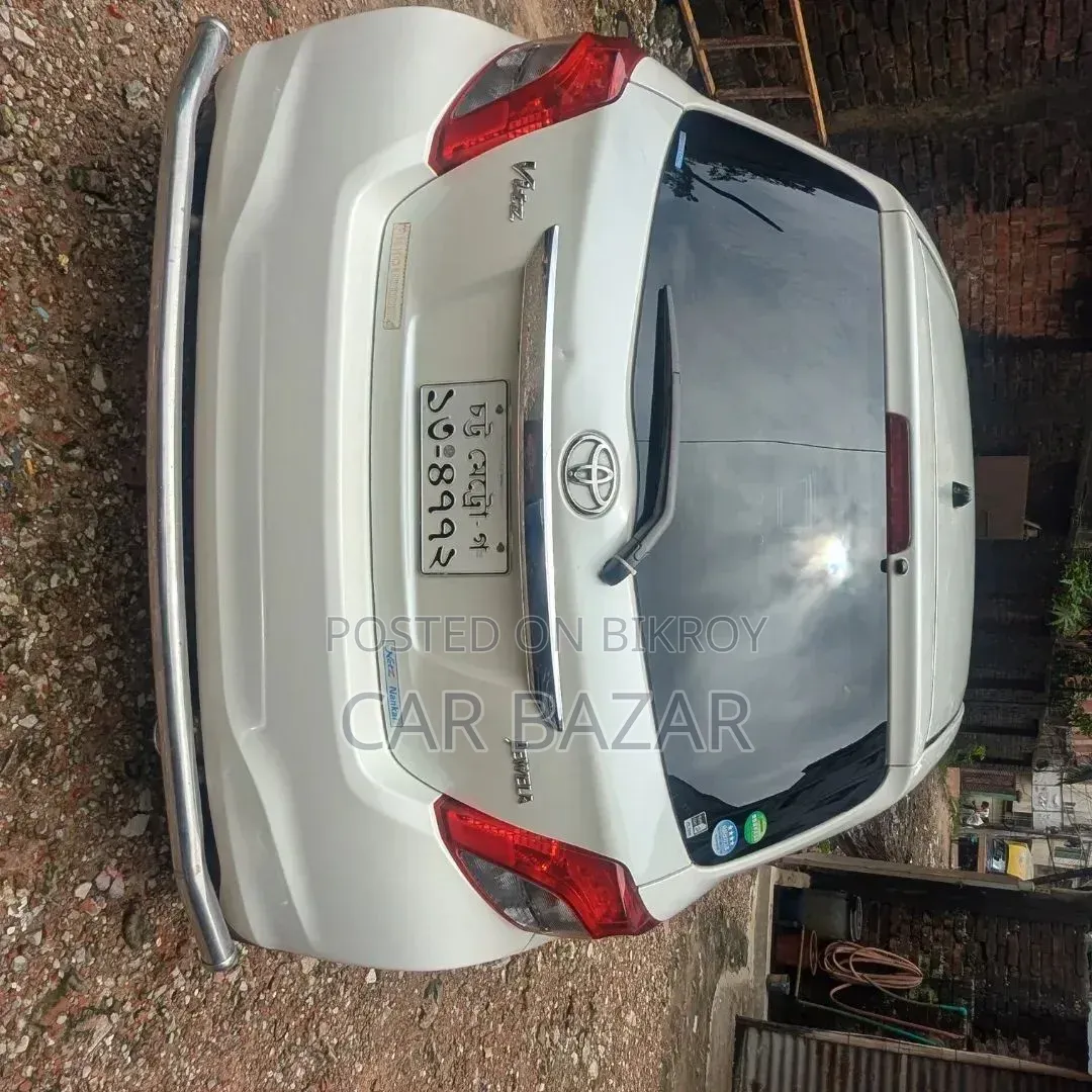 Toyota Vitz 1.3 Front-Wheel Drive 5-door 2012 Pearl